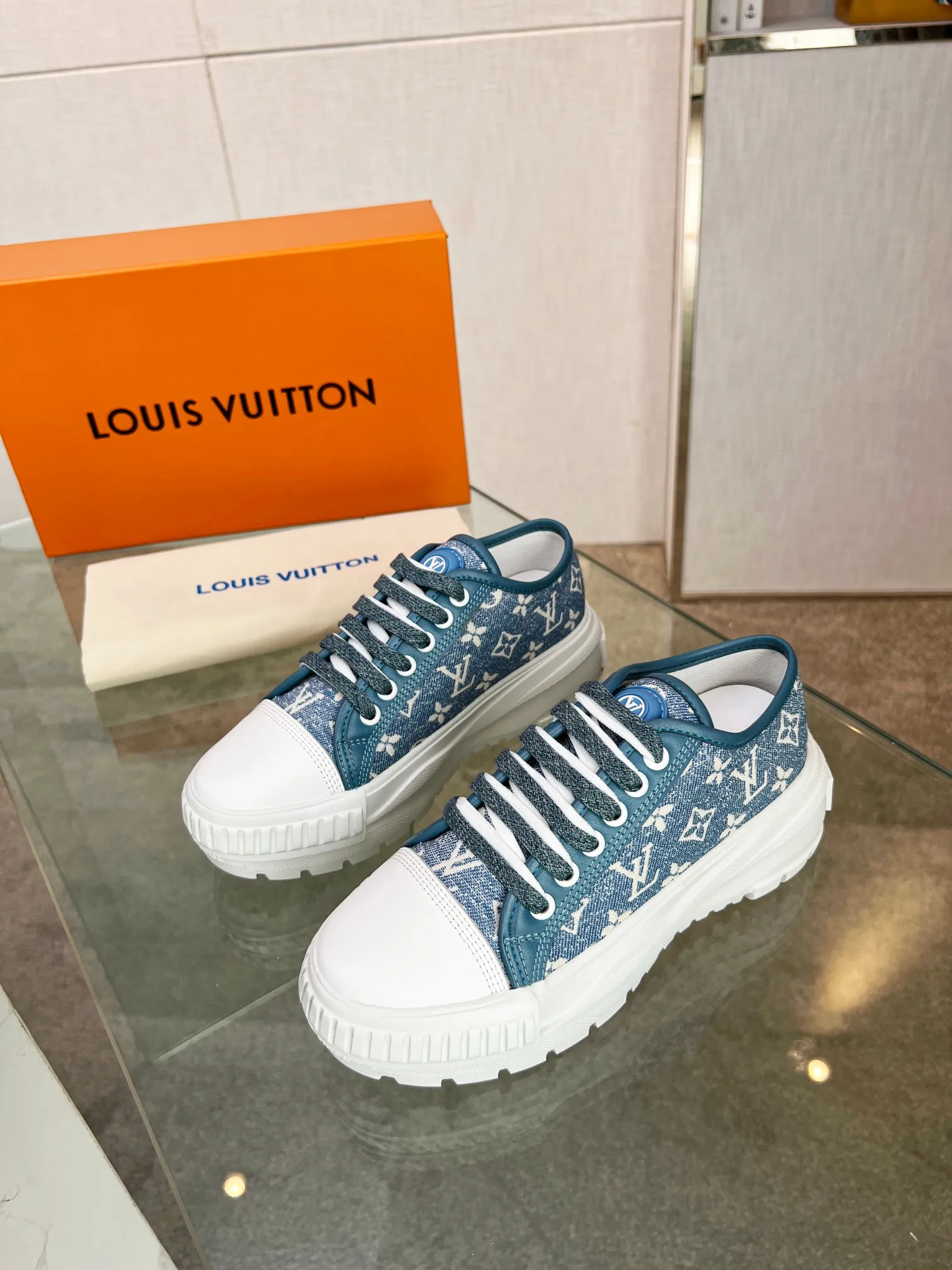 👟👟Ex-factory price 440👟👟 This LV Squad sneaker is made of Monogram denim to stretch out the midsummer comfort. The same color leather outlines the edges, the rubber LV Circle logo embellishes the tongue, and the thick yet lightweight rubber outsole upgrades the comfort again. Yardage: 35-41.